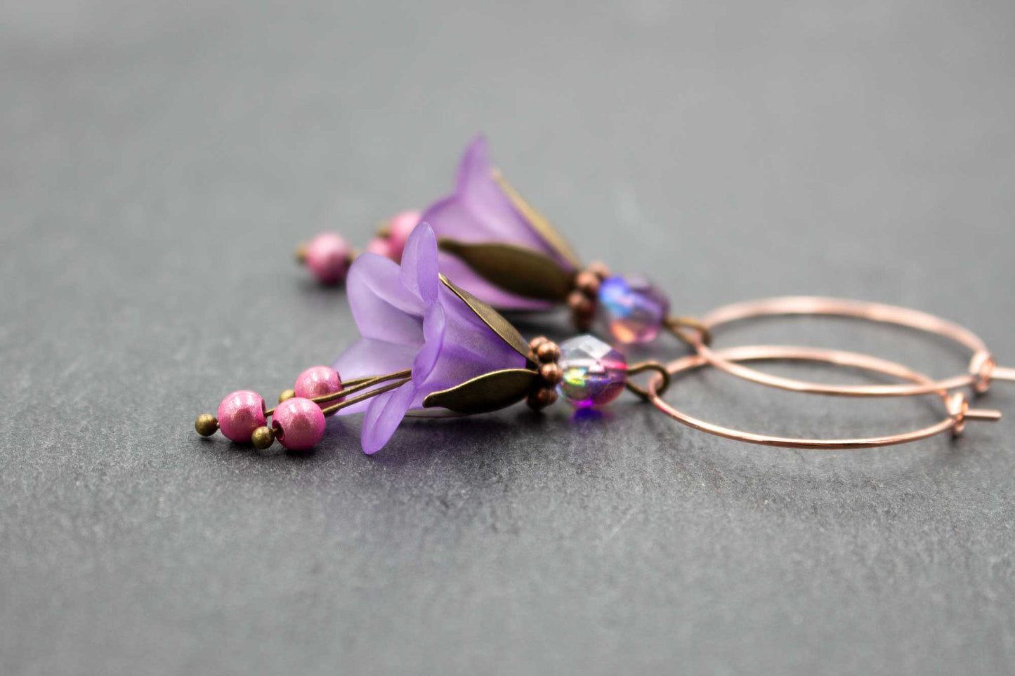 Elegante Creolen Ohrringe Lila Rosa Flieder mit Glasperlen – stilvoller Schmuck im floralen Design