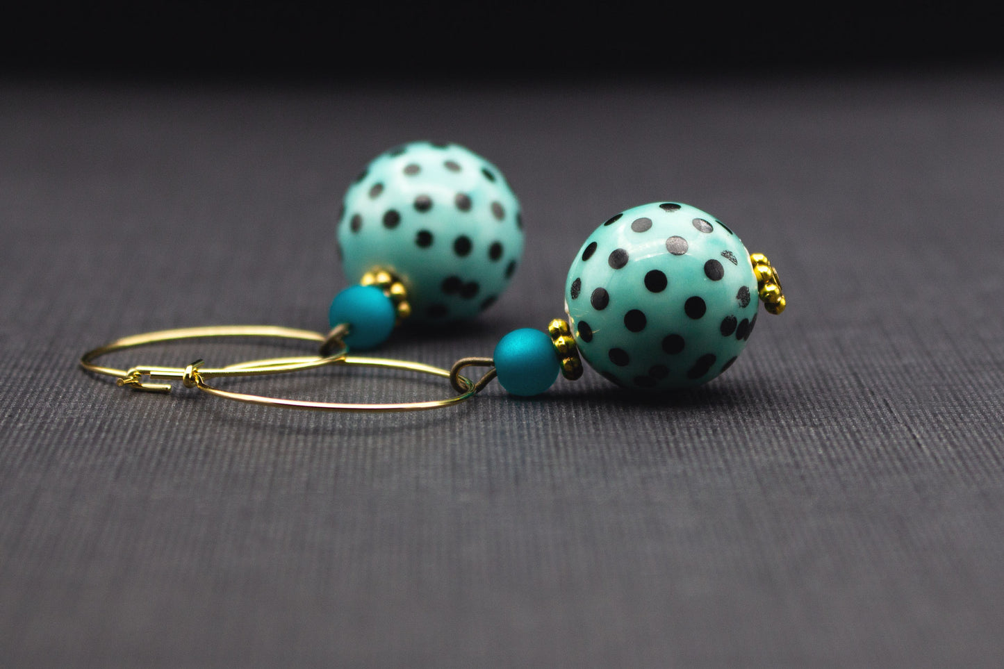 Creolen Ohrhänger Mint Schwarz mit Punkten – handgefertigter Vintage Schmuck