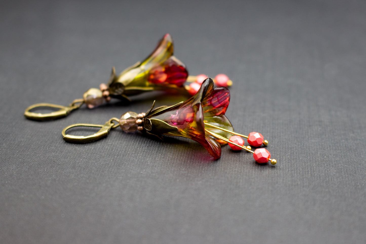 Ausdrucksstarke Blütenohrringe Olivgrün und Fuchsia mit bronzenen Elementen