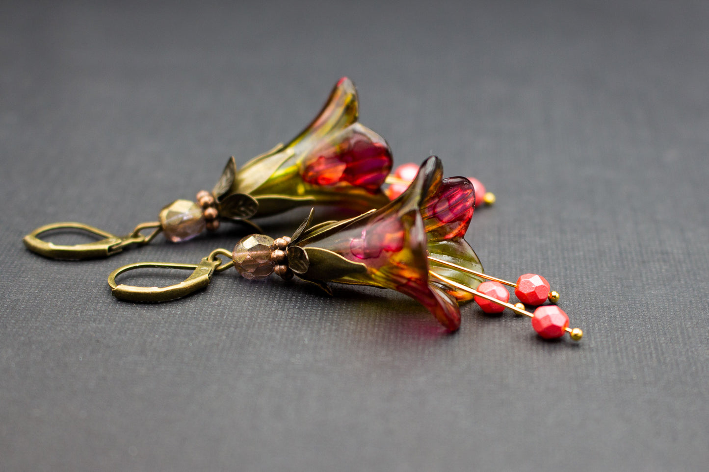 Handbemalte Creolen Ohrringe Olivgrün-Pink – romantischer Schmuck