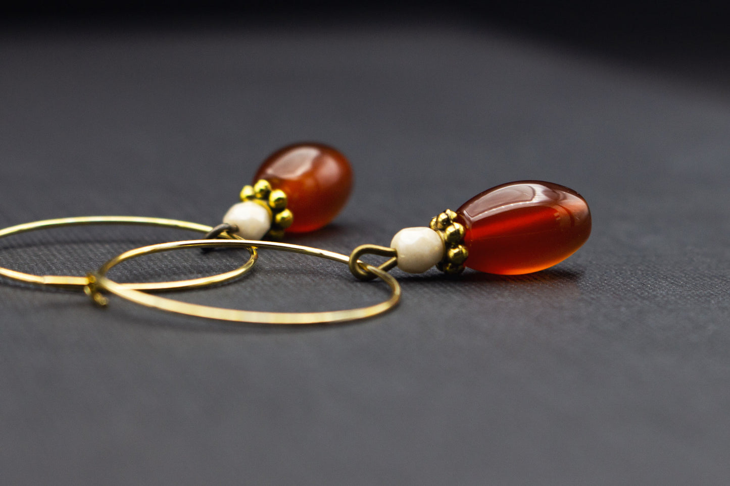 Creolen Ohrringe in Orange und Creme mit Glasperlen – eleganter Damenschmuck