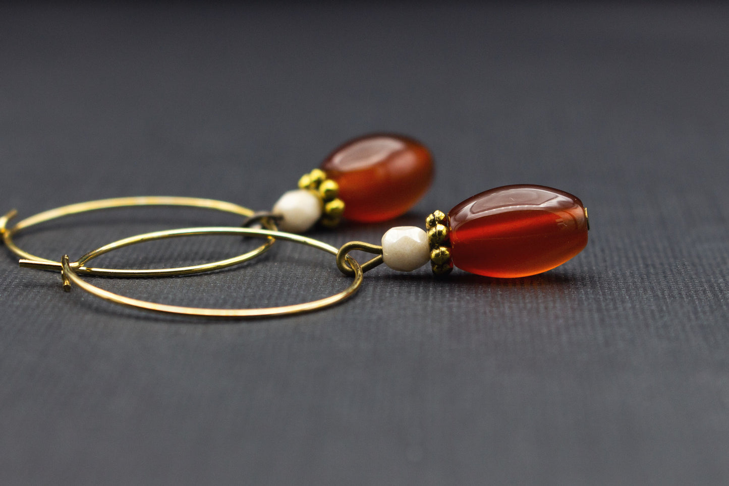 Goldfarbene Creolen mit orangefarbenen und cremefarbenen Perlen – Vintage-inspiriert
