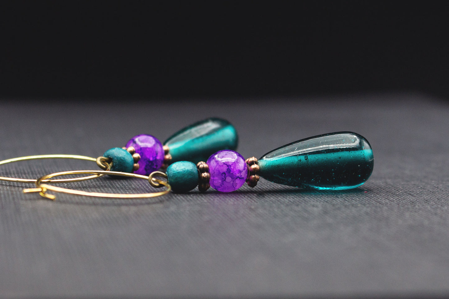 Creolen Ohrringe Petrol Lila mit Tropfenperlen – luxuriöser Schmuck modern