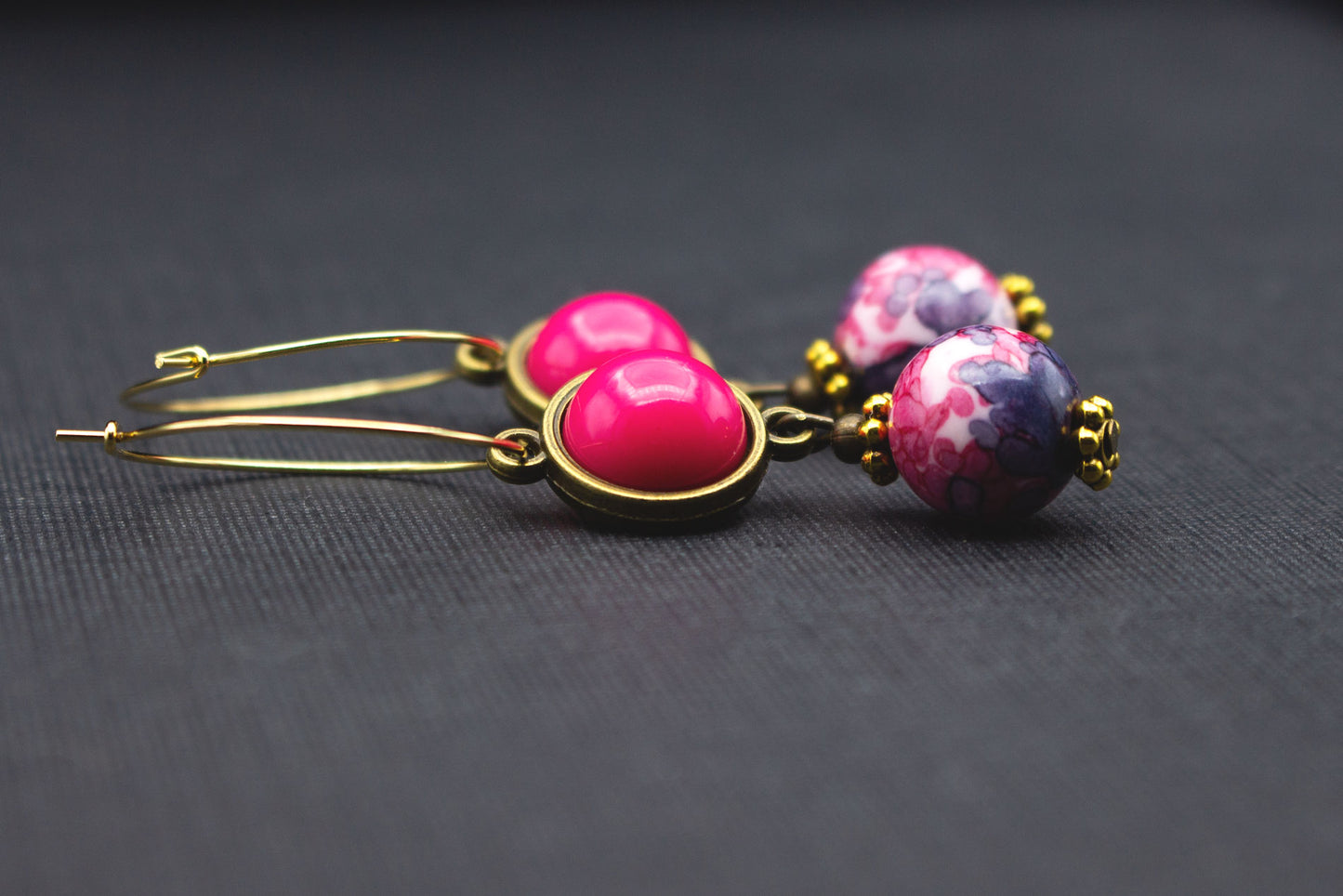 Creolen Ohrringe Pink Lila mit Cabochon und marmorierter Glasperle – elegante Ohrhänger