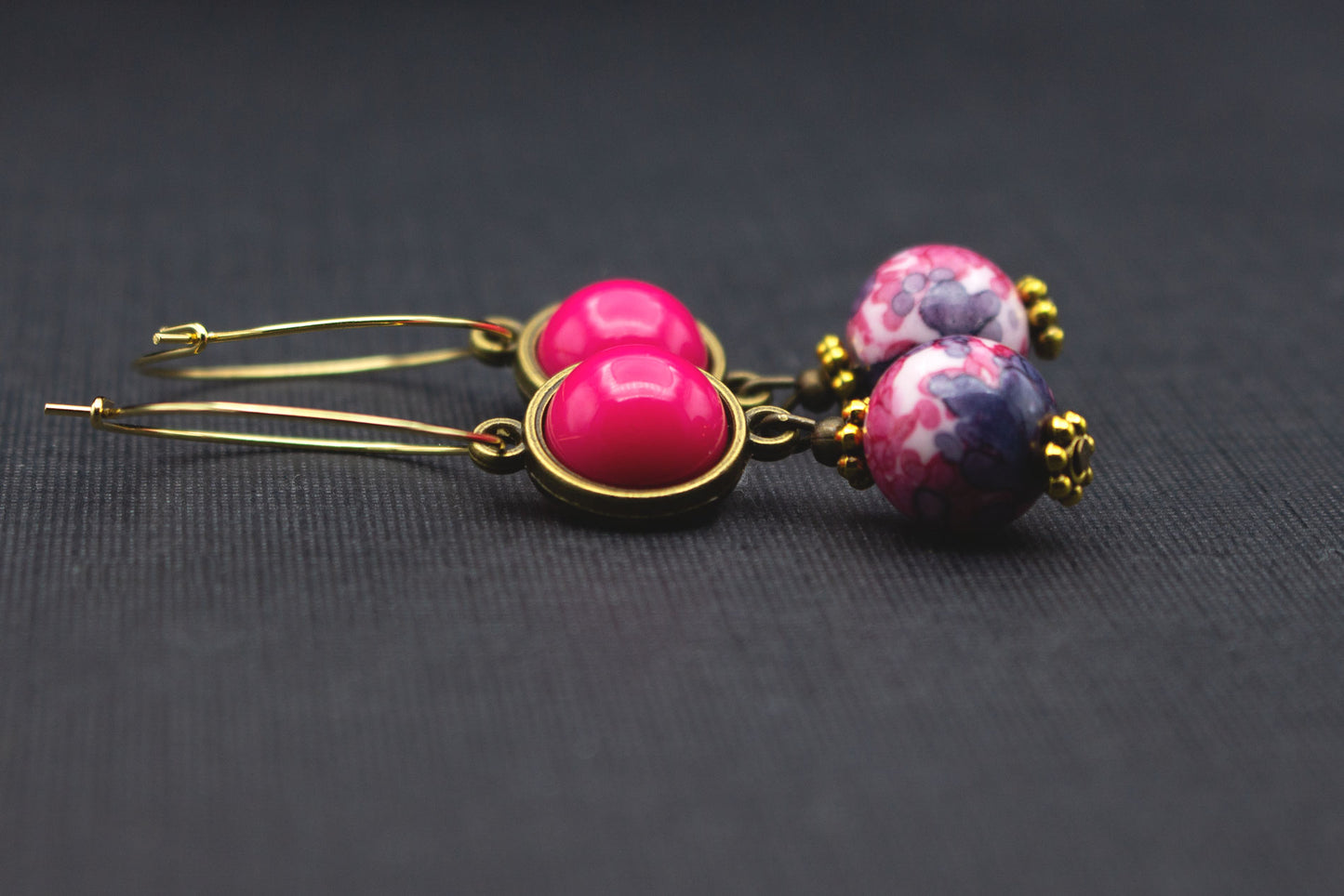 Romantische Creolen Ohrringe Pink Lila mit Bronze-Details und Glasperle – moderner Schmuck