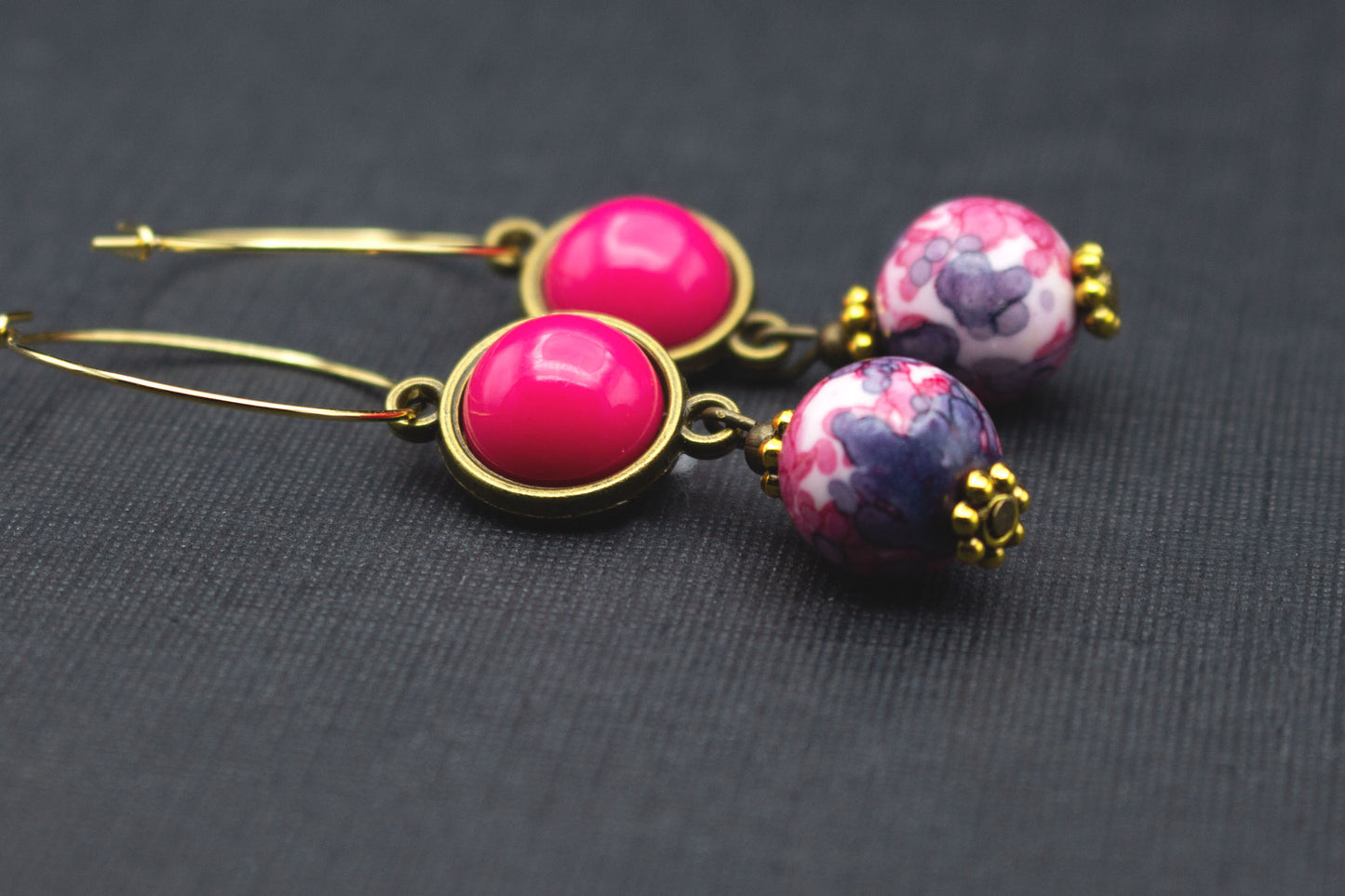 Ohrhänger Creolen in Pink und Lila mit Cabochon Perle und marmorierter Glasperle – stilvoller Ohrschmuck