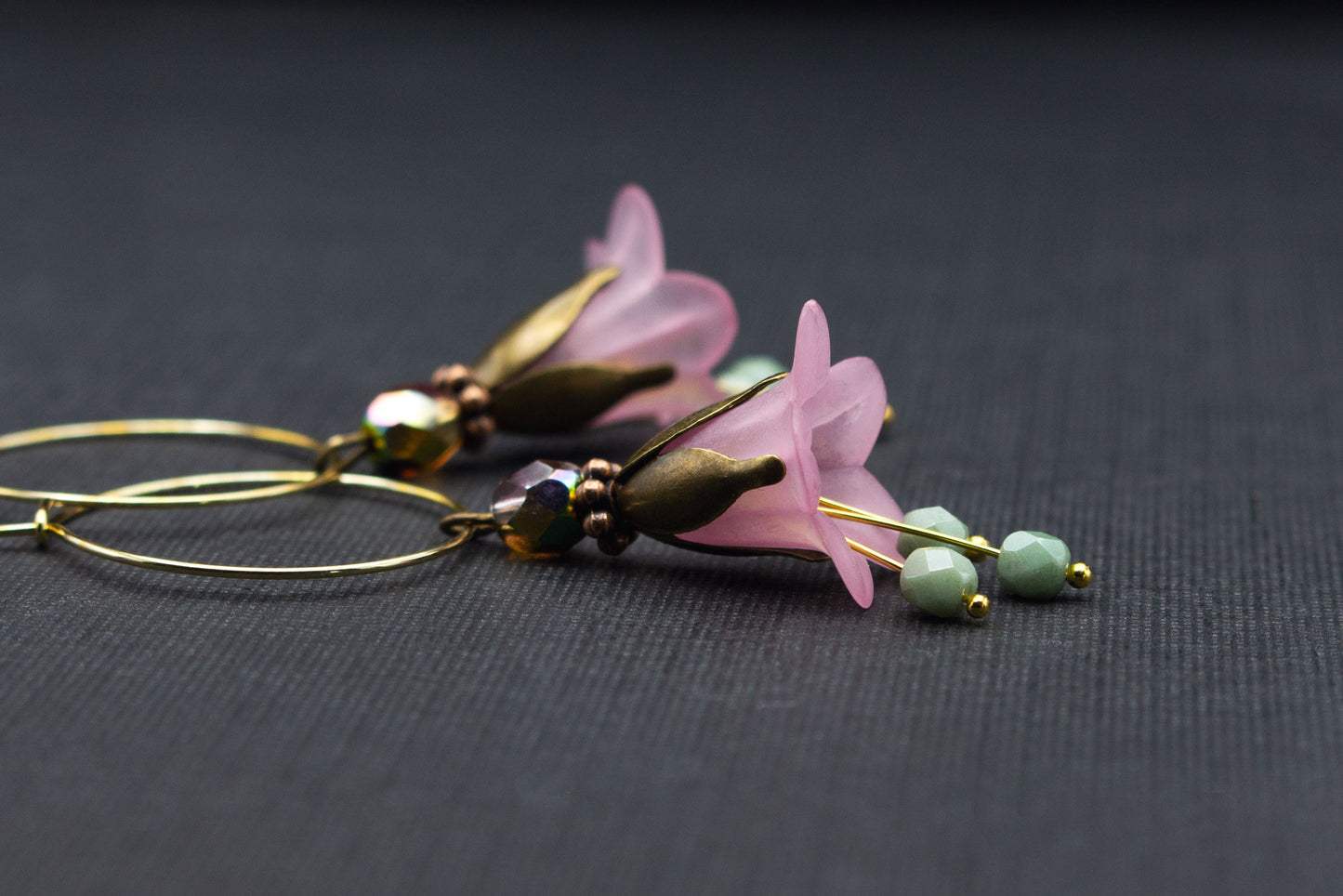 Seitenansicht goldfarbene Creolen mit rosa Blüten und lindgrünen Perlen