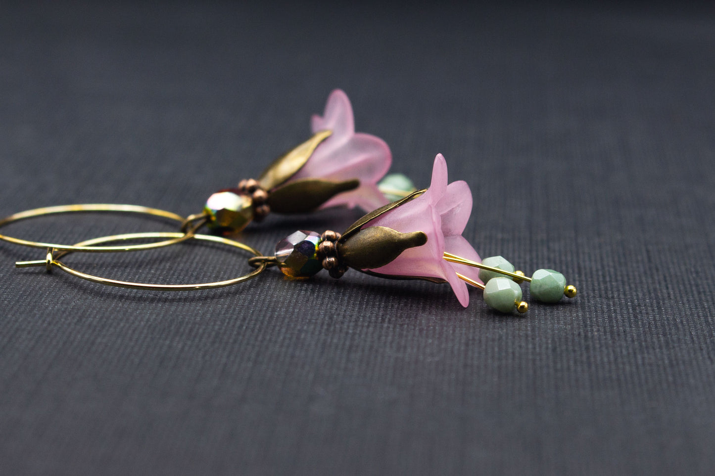 Detailaufnahme Creolen mit rosa Acrylblüten und lindgrünen Glasperlen