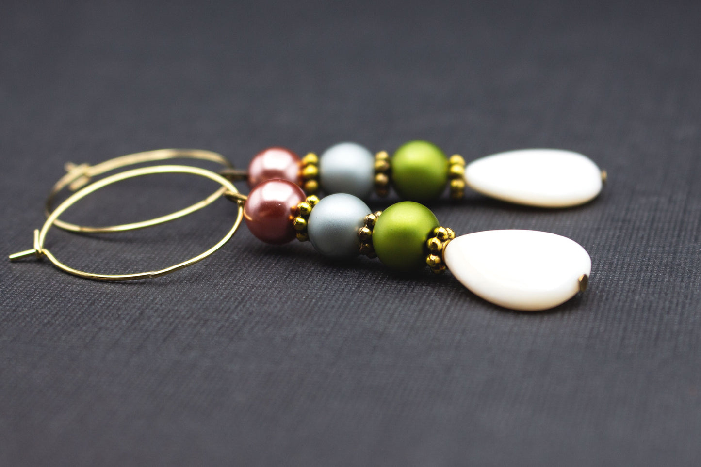 Creolen mit Tropfenanhänger in Cremeweiß und Perlen – romantischer Schmuck im Vintage-Stil