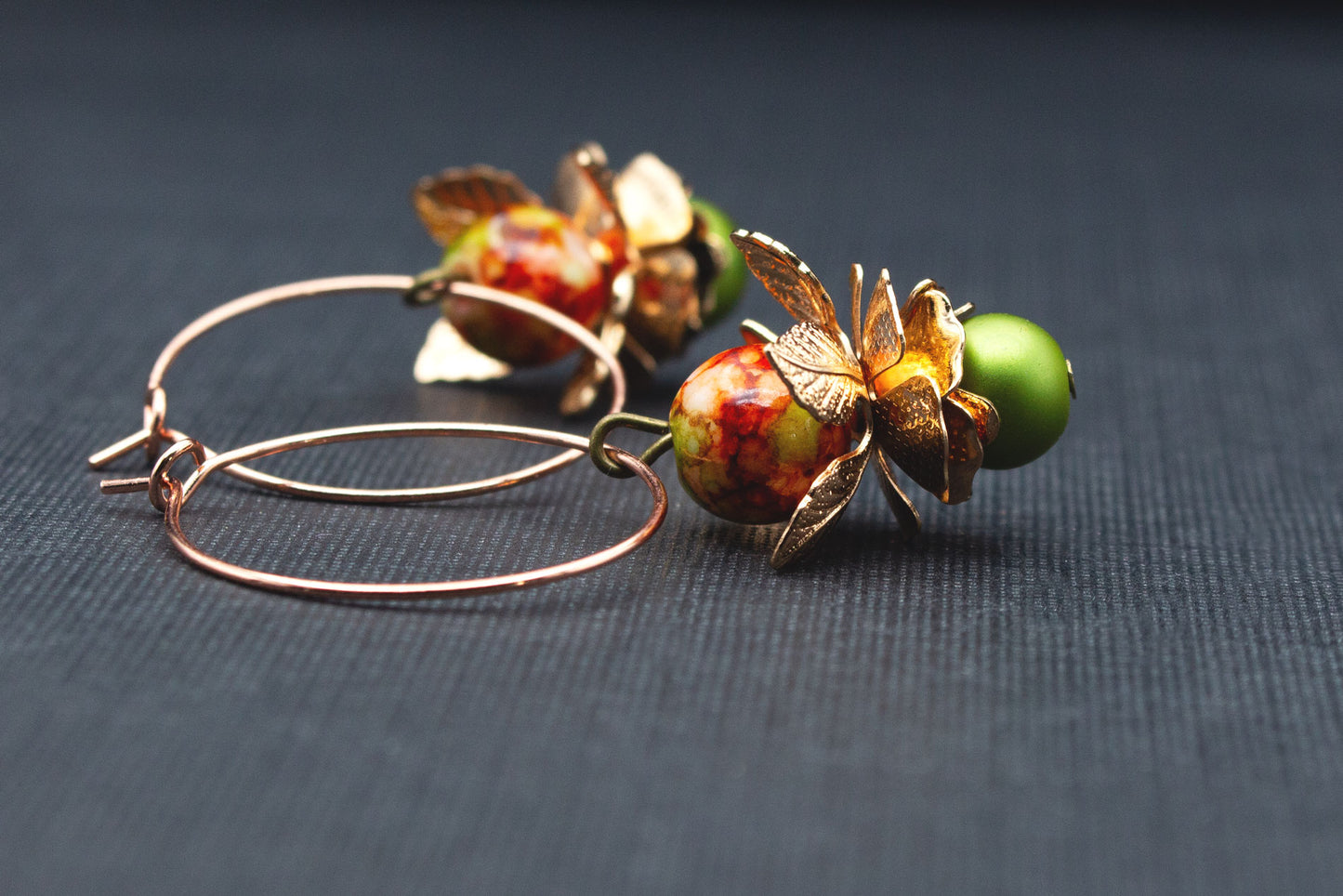 Creolen in Roségold mit Blüten und Perlen – stilvoller Ohrschmuck romantisch elegant