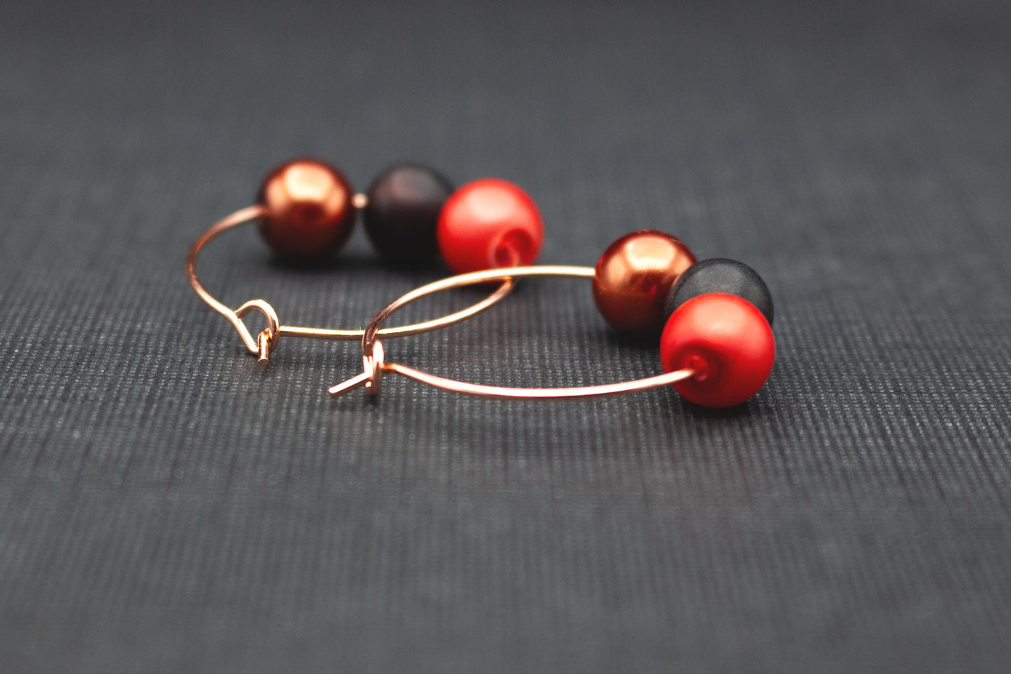 Elegante Creolen Ohrringe Roségold mit Glasperlen in Rot, Schwarz und Braun – stilvoller Schmuck