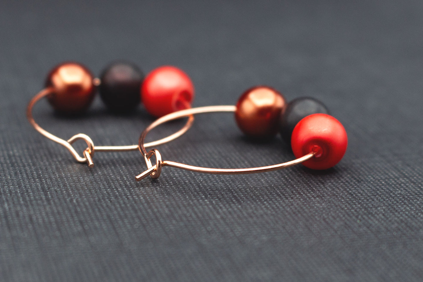 Creolen Ohrhänger Roségold mit roten, schwarzen und braunen Perlen – Schmuck für Alltag und Abend