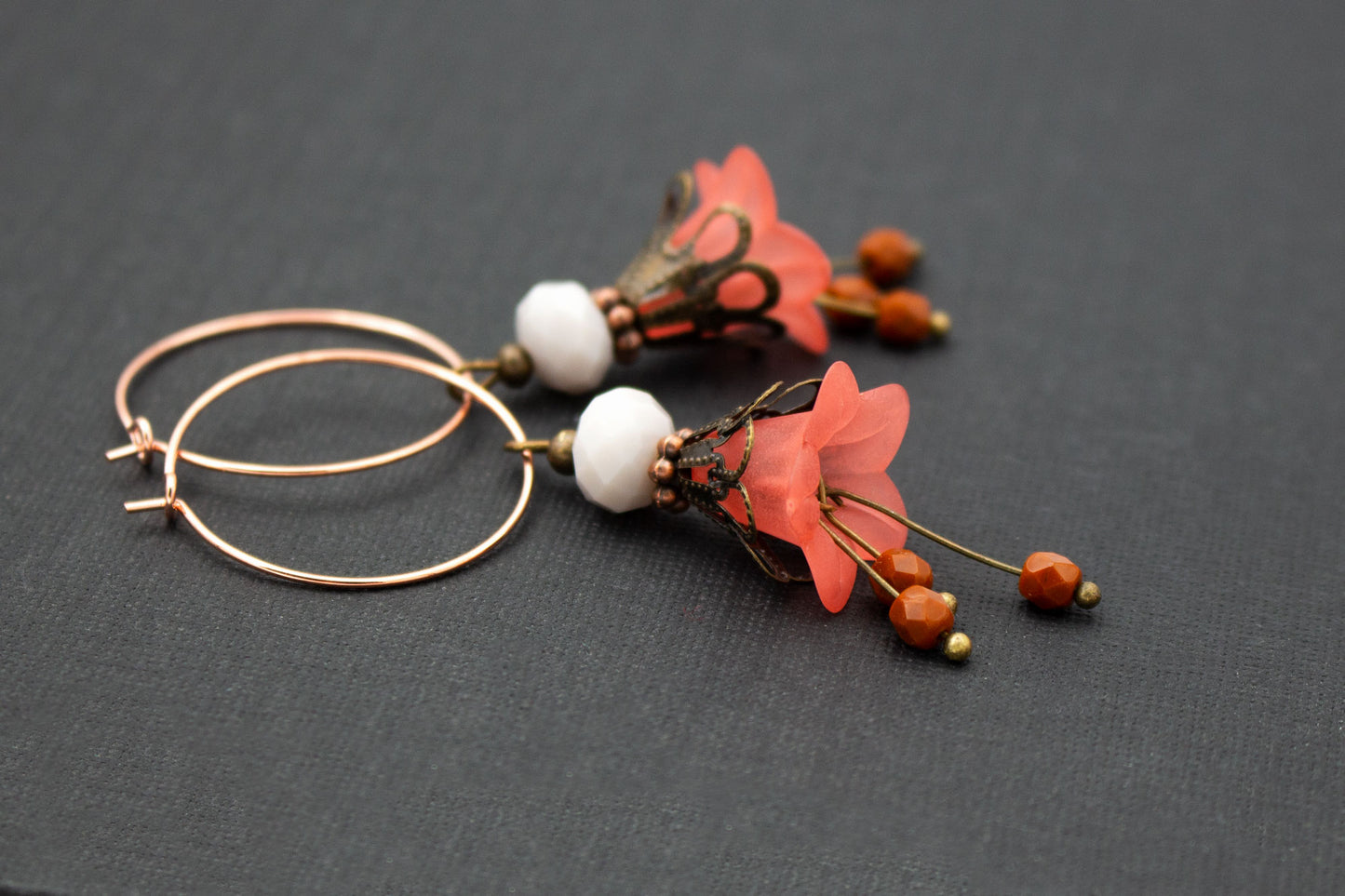 Creolen Ohrringe in Rot und Roségold mit Blüten und Glasperlen – romantischer Ohrschmuck im Vintage-Stil
