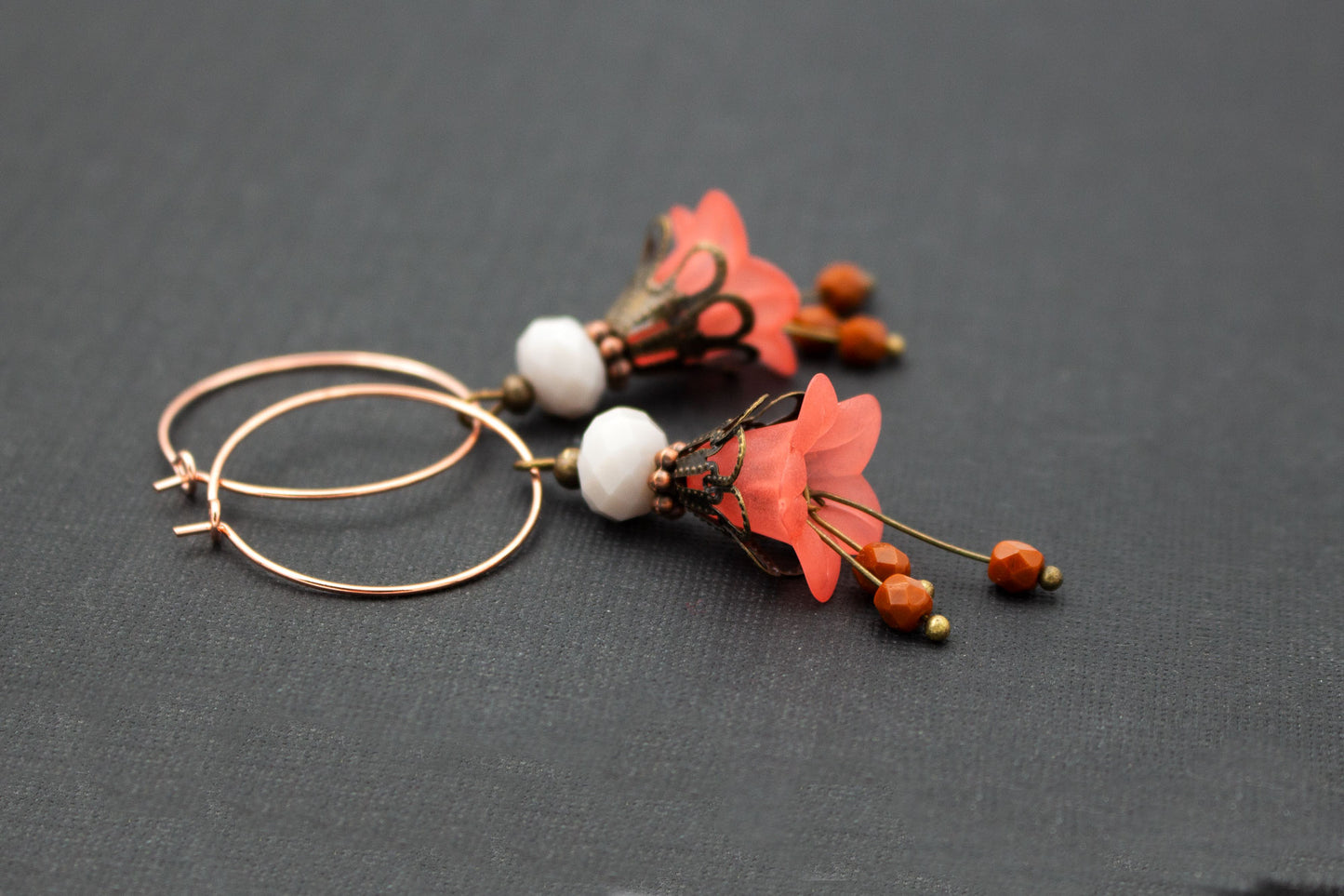 Elegante Creolen Ohrringe Rot Roségold mit Glasperlen – stilvoller Schmuck für Damen