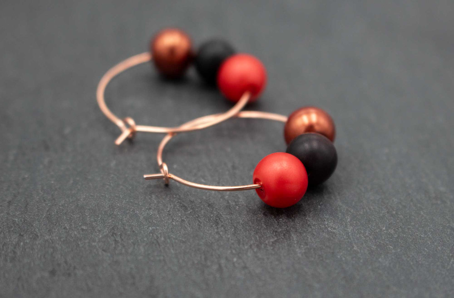 Elegante Creolen Ohrringe Rot Schwarz Braun Roségold mit Perlen – stilvoller Schmuck im modernen Design