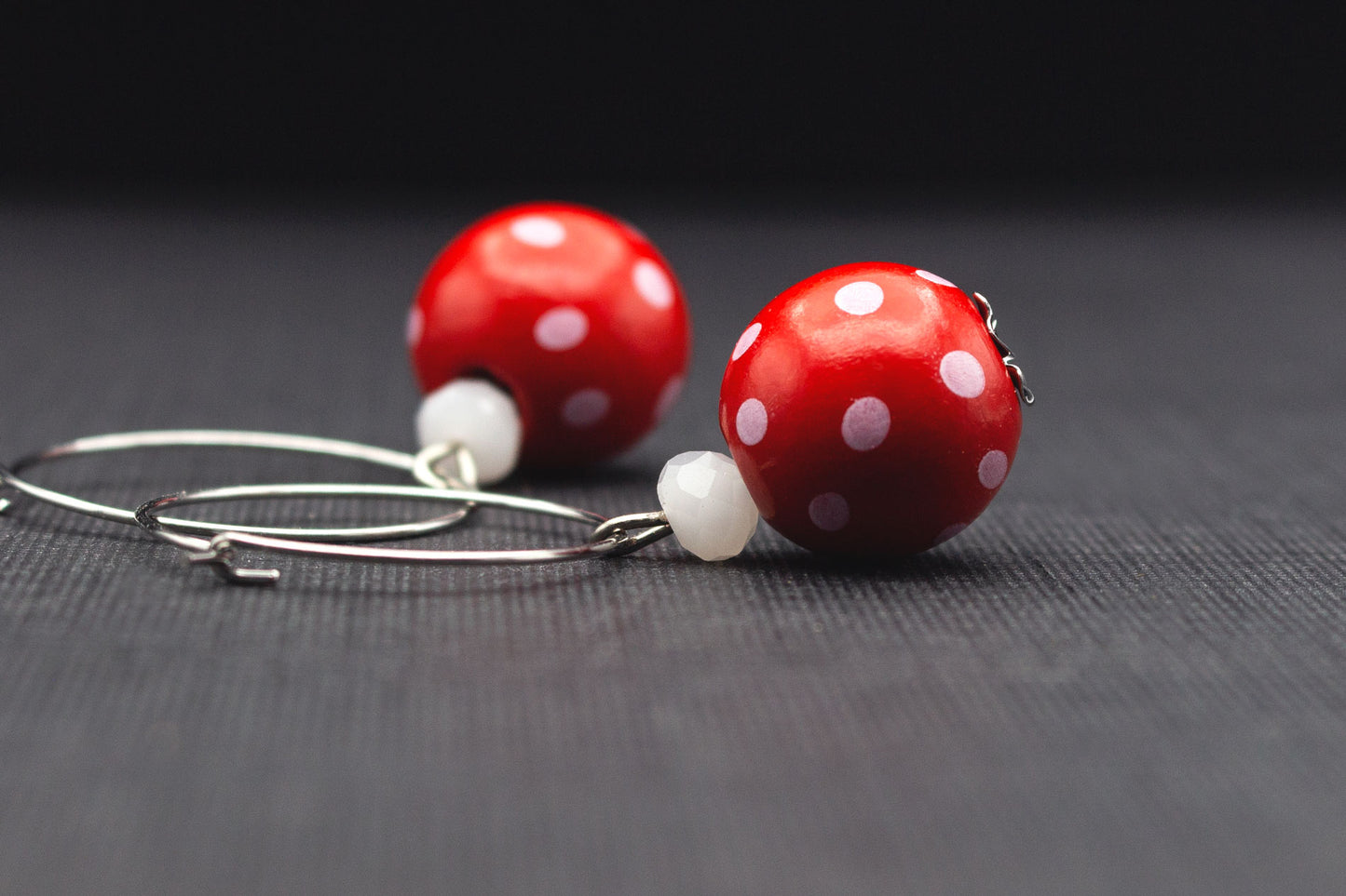 Creolen Ohrringe Holzperlen Rot Weiß – stylischer Ohrschmuck im 50ies Vintage Look