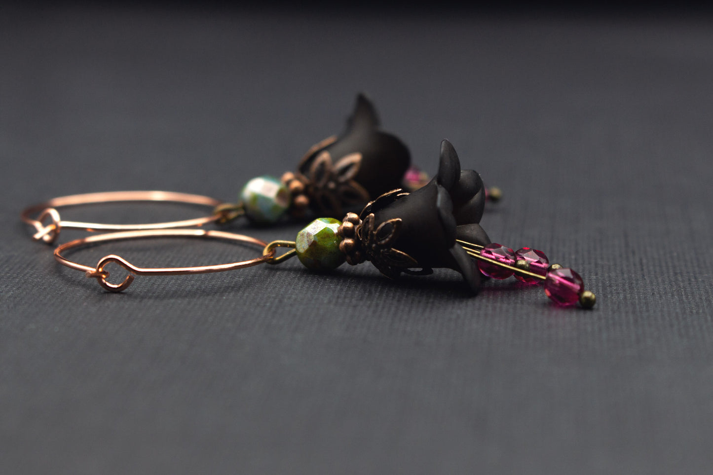 Ausdrucksstarke Creolen Ohrringe Schwarz-Gold – moderner Schmuck