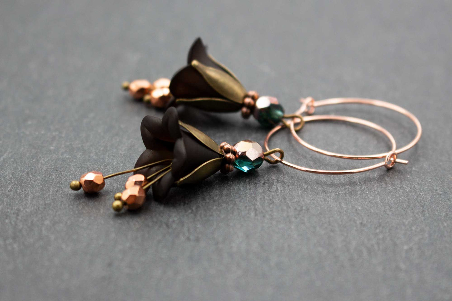 Elegante Creolen Ohrringe Schwarz Kupfer mit Glasperlen – stilvoller Schmuck im modernen Design