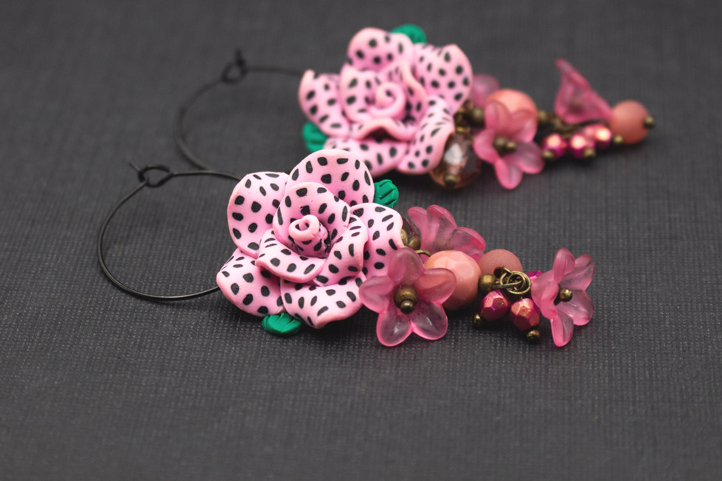 Schwarze Creolen Ohrringe mit Rosa Fimo-Blume und Glasperlen – einzigartiger Ohrschmuck für Frauen