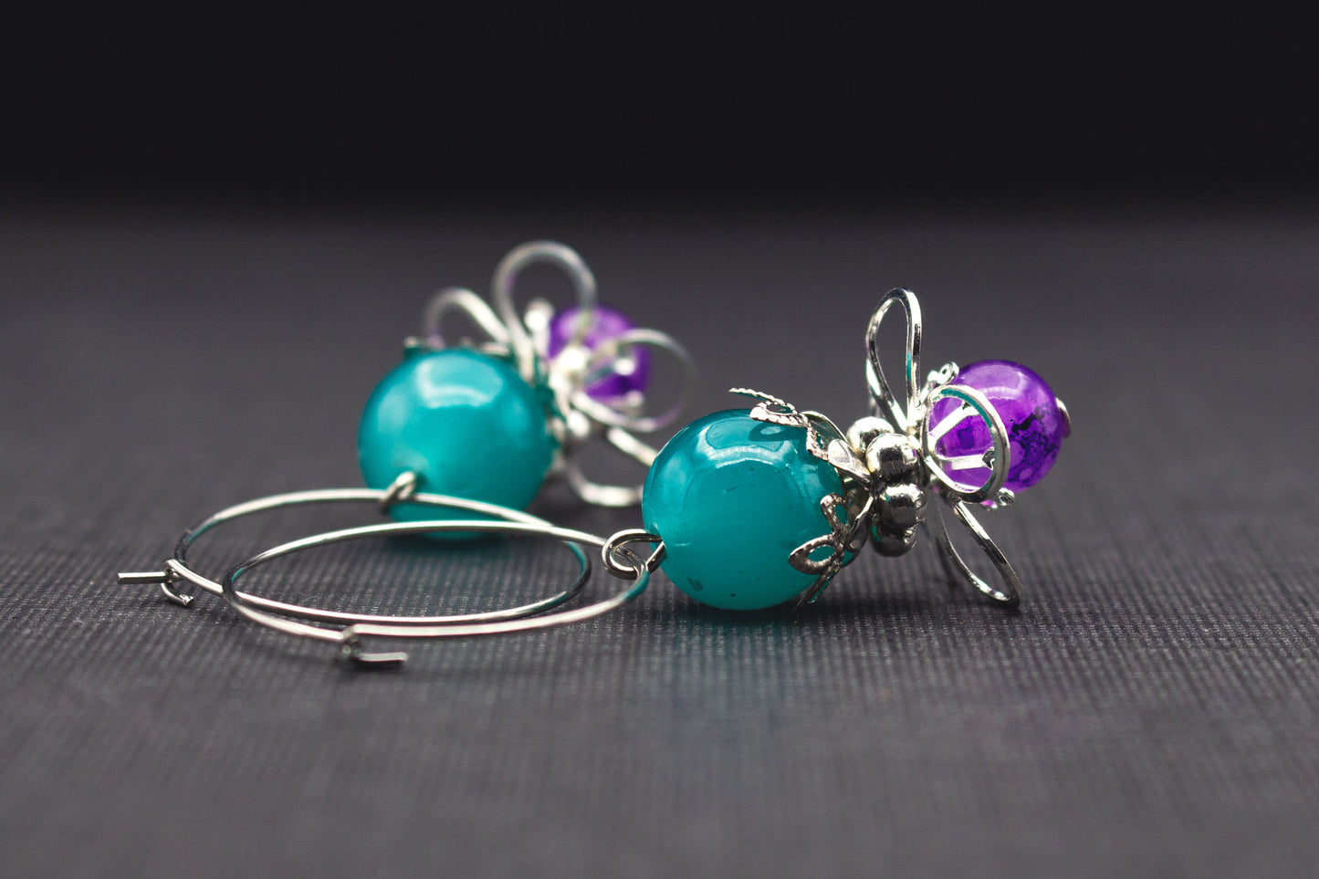 Silberne Creolen mit Glasperlen in Türkis und Lila – stilvoller Schmuck für Frauen