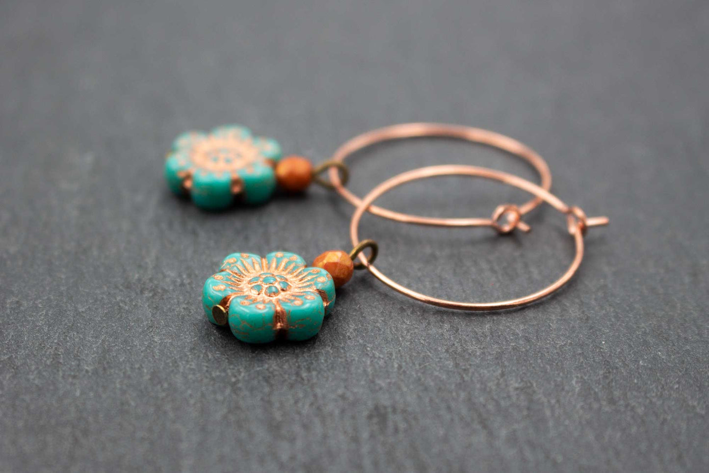 Creolen Ohrringe in Türkis und Roségold mit Blumenanhängern – verspielter Ohrschmuck für Damen