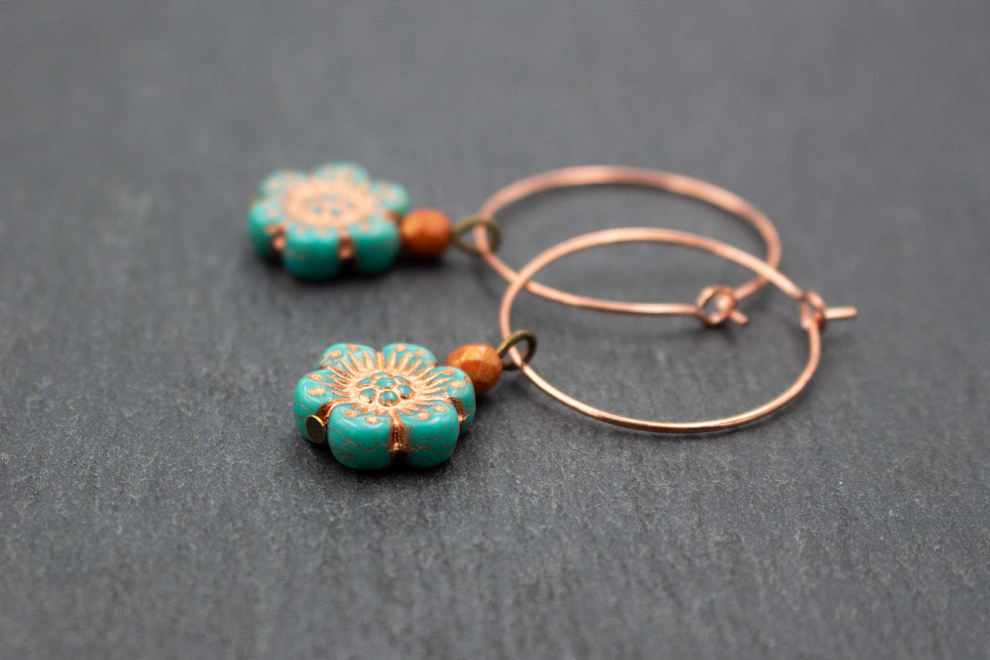 Verspielte Creolen Ohrringe Türkis Roségold mit Blumen – sommerlicher Ohrschmuck im modernen Design