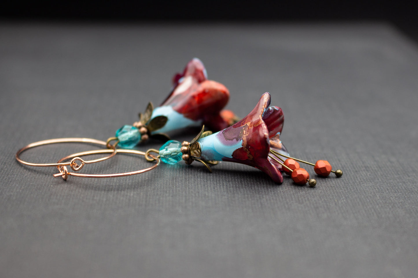 Ausdrucksstarke Creolen in Türkis und Rot mit Glasperlen – eleganter Boho Schmuck