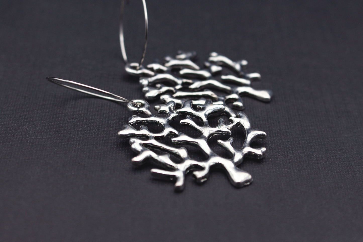 Silberfarbene Creolen mit filigranem Baum-Anhänger, modernes und symbolträchtiges Design, edle Ohrringe als Geschenk