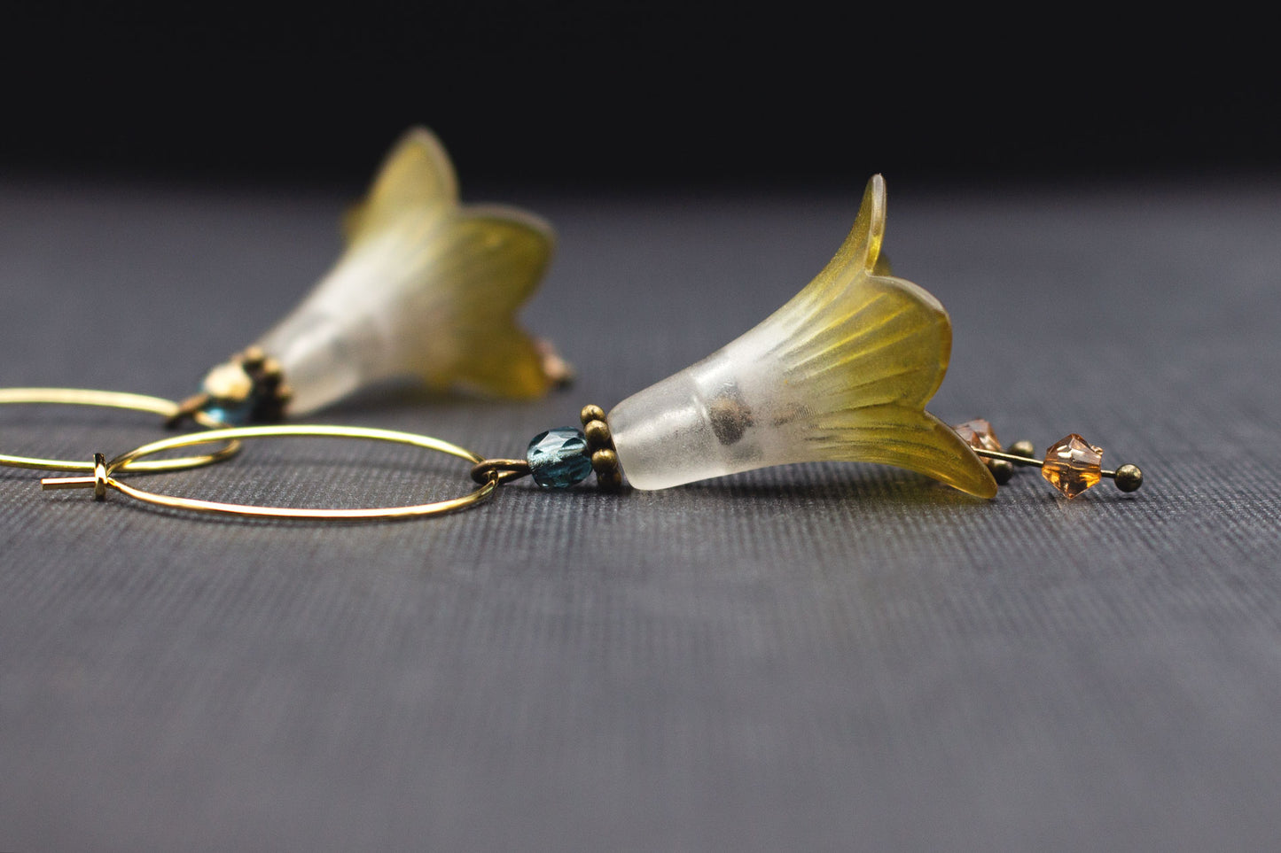 Creolen mit Blüten in Weiß und Olivgrün, goldfarben, mit Glasperlen