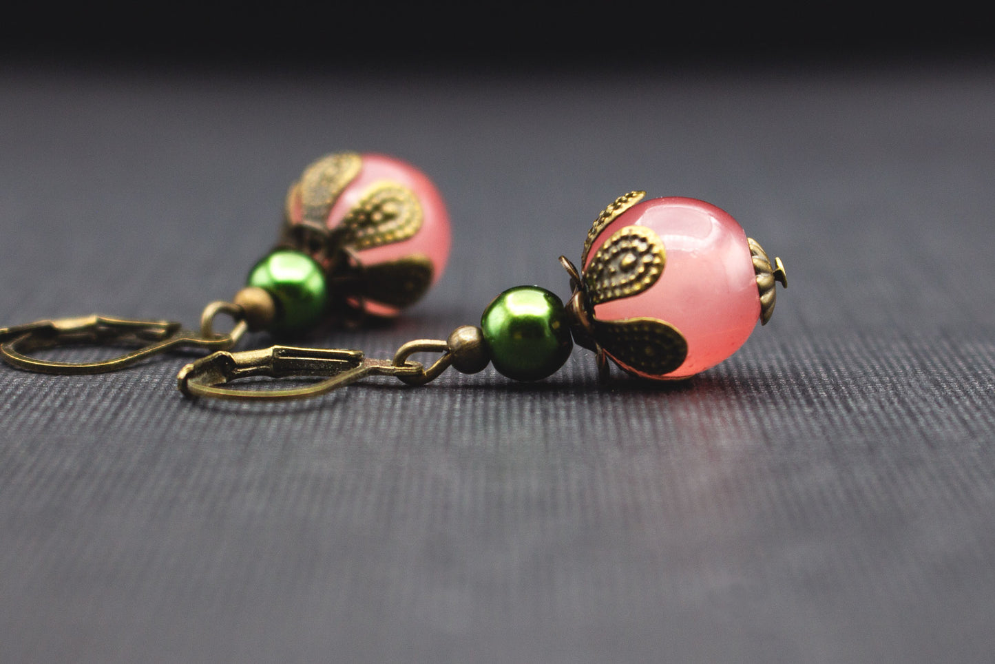 Detailansicht romantische Ohrringe mit Glasperlen in Apricot, Rosé und Olivgrün, elegante Handarbeit im Vintage-Design