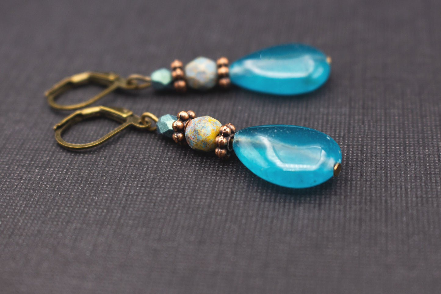 Elegante ozeantürkise Ohrringe aus Glasperlen mit goldfarbenen Akzenten