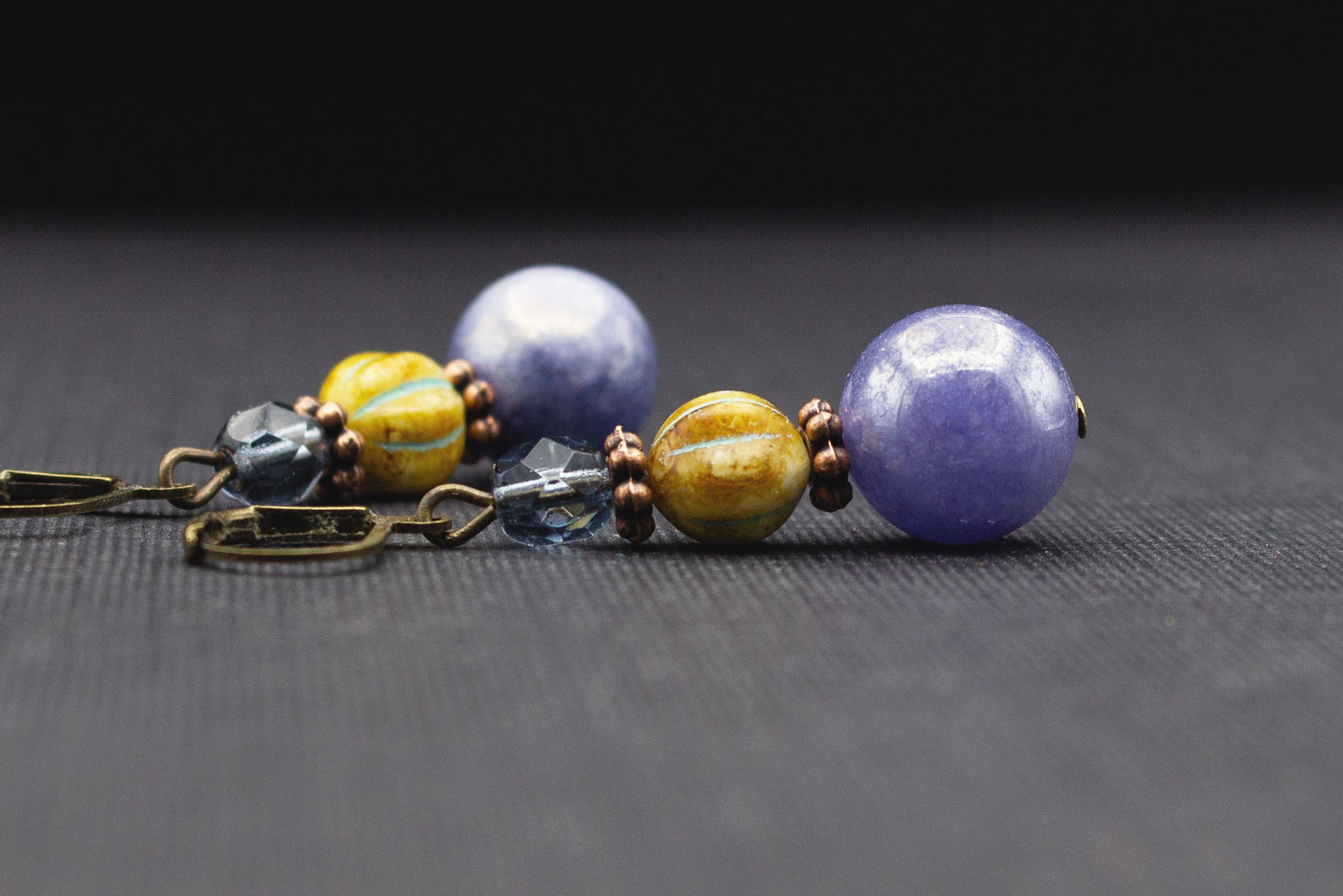 Ethno Ohrringe Lila und Senfgelb mit Glasperlen – moderner Boho Schmuck