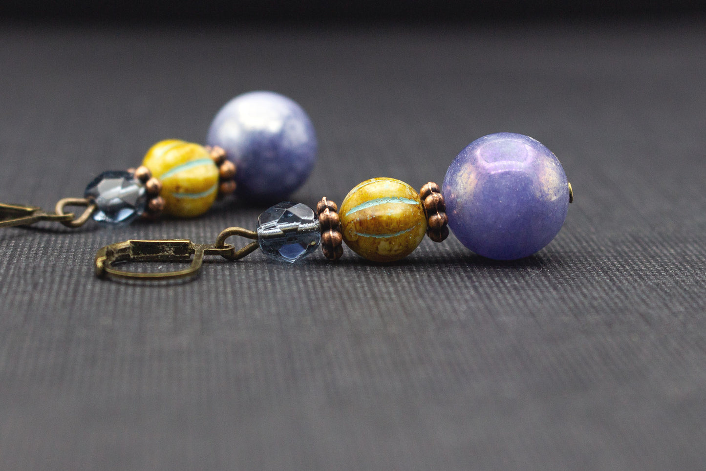 Trendige Ethno Ohrringe mit Glasperlen Lila Senfgelb Blau – auffälliger Schmuck
