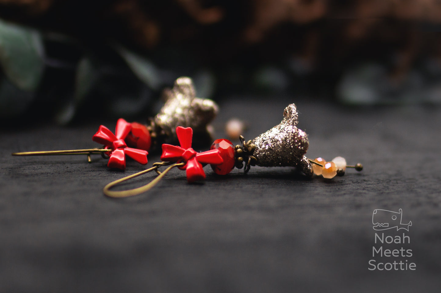 handgefertigte Ohrringe rot gold mit Schleife und Glitzer Details