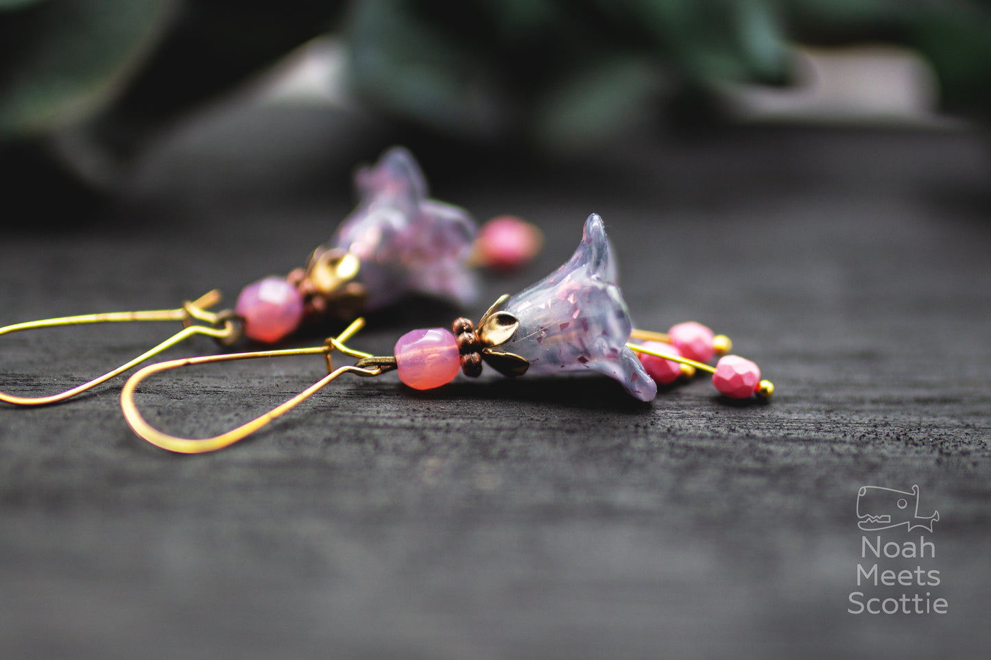 elegante Blütenohrringe grau rosa mit feinen Konfetti Details und Perlen, leichter Boho Schmuck mit natürlicher Ausstrahlung