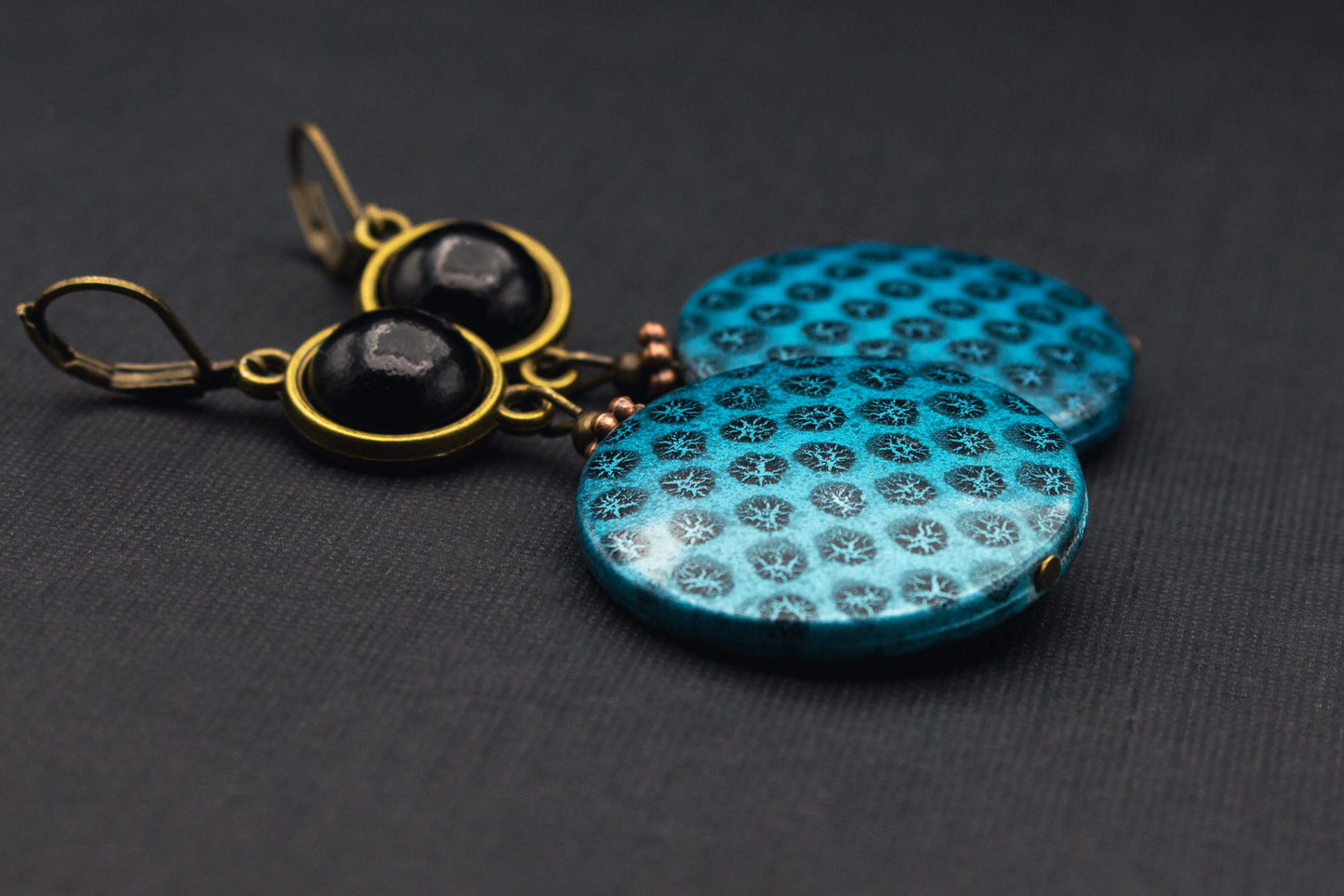 Auffällige Holzohrringe in Blau mit schwarzem Stein – modernes Accessoire im Vintage-Stil