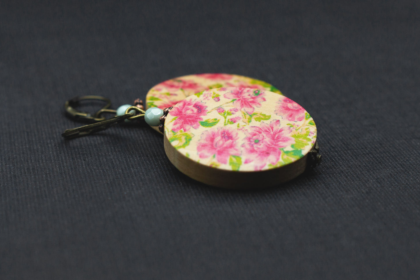 Florale Holzohrringe mit Blütenmuster in Rosa Grün – leichte Ohrhänger für Sommer und Alltag