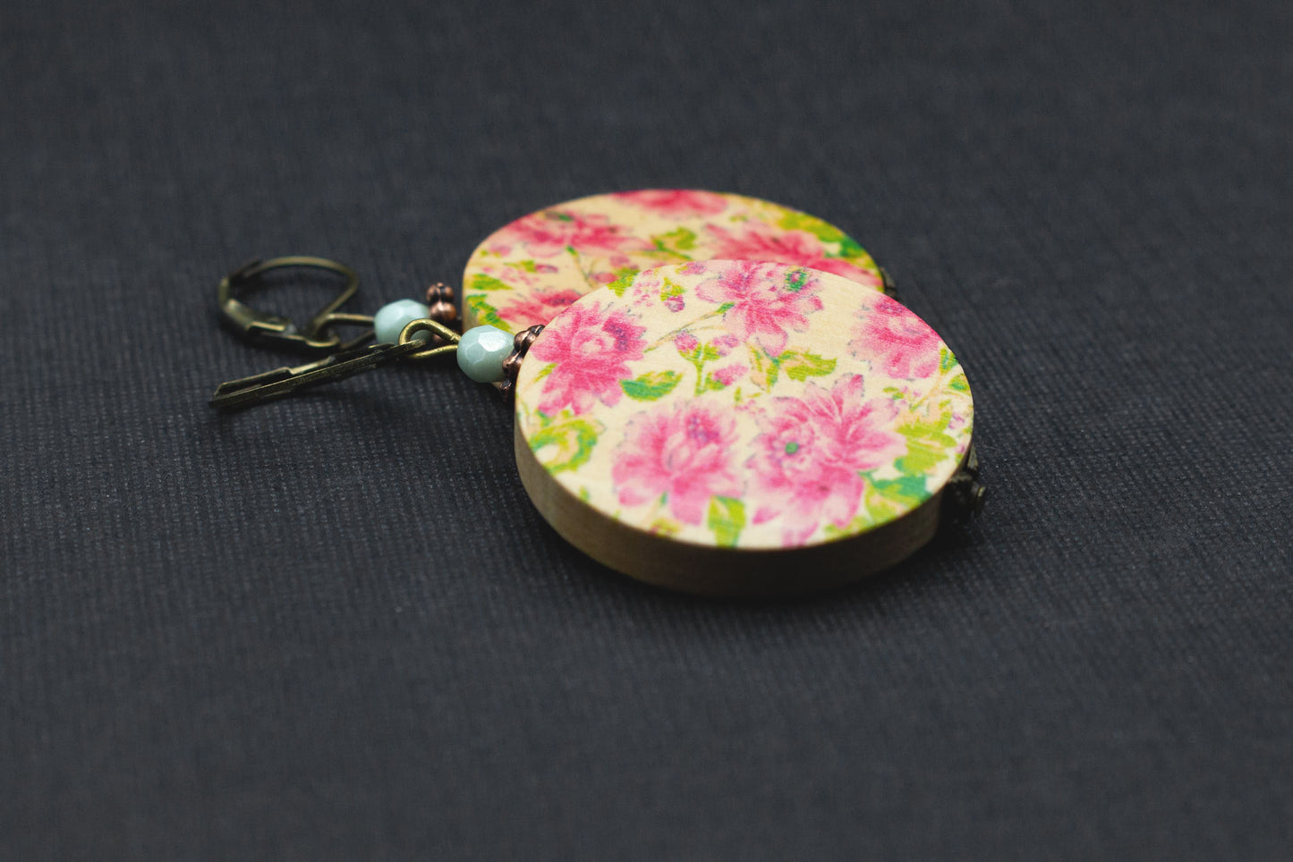 Ohrhänger Holzohrringe mit Blütenmuster Rosa Grün – verspieltes Geschenk für Freundin oder Schwester