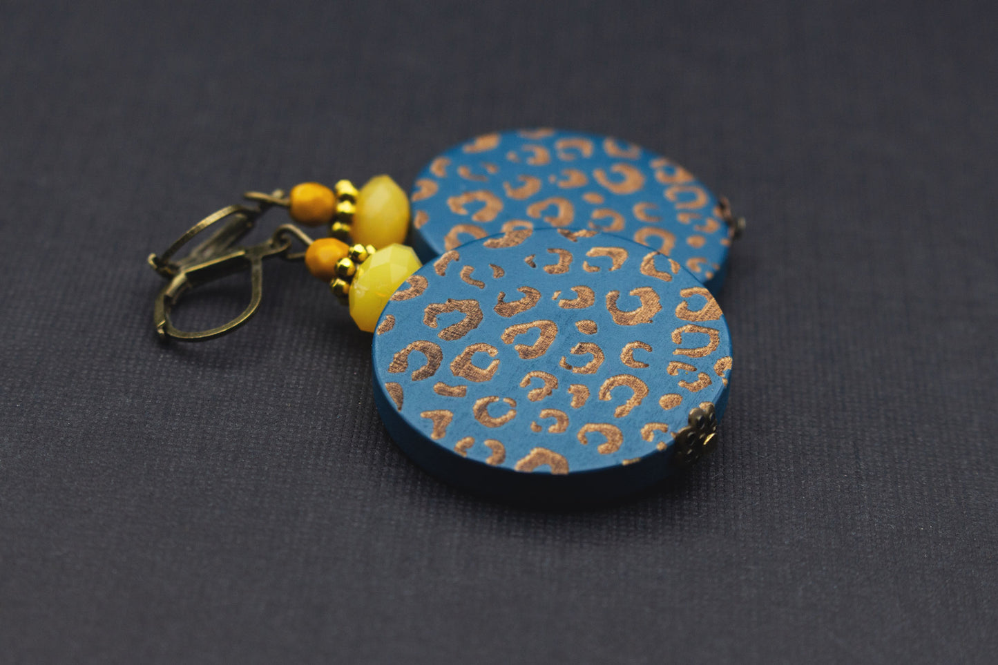 Leichte Damenohrringe aus Holz mit Leopardenmuster – Blau und Gelb