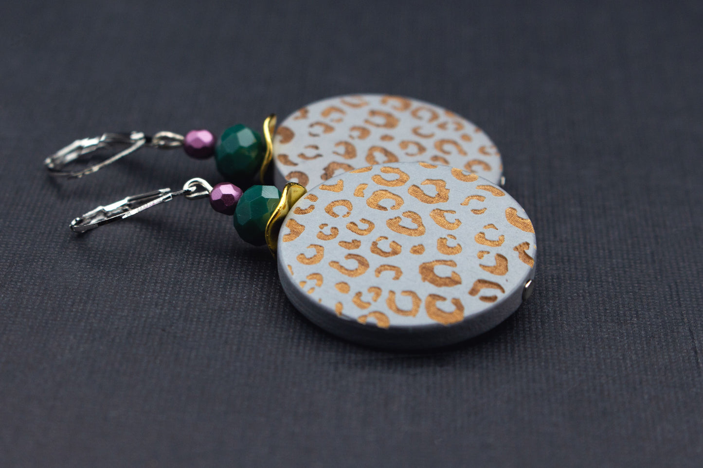 Holzohrringe mit Leopardenmuster in Grau und Natur – runde Statement-Ohrringe