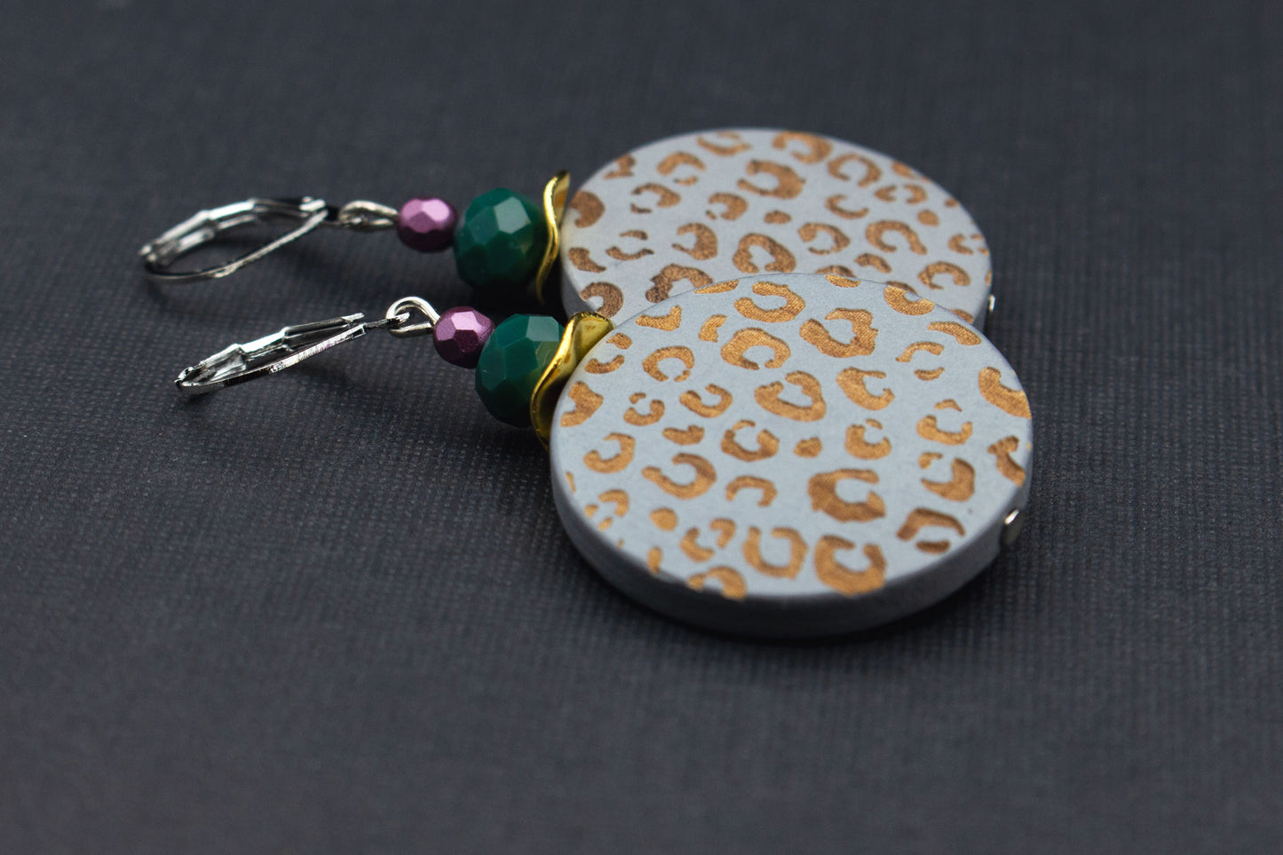 Runde Holzohrringe mit Leo-Print – modischer Ohrschmuck in Grau und Gold