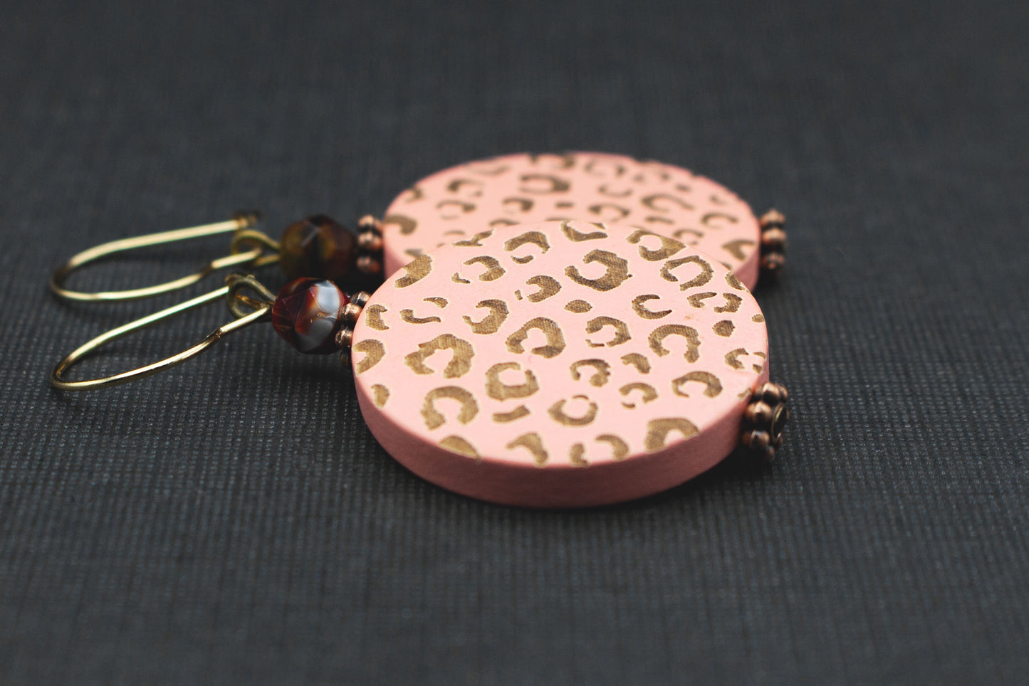 Runde Holzohrringe lachsrosa gold mit Leopardenprint – elegantes Statement Accessoire