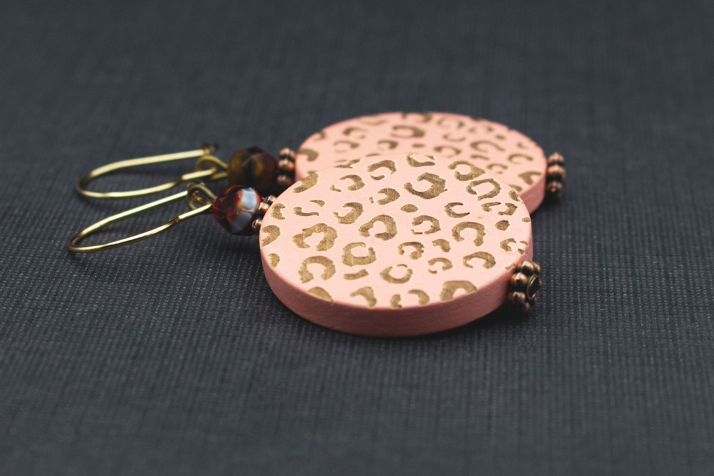 Leichte Holzohrringe mit Leopardenmuster in Rosa und Gold – moderner Schmuck für Frauen