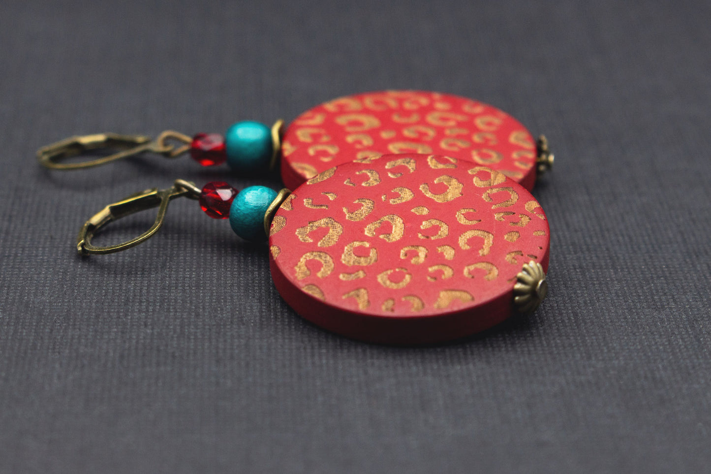 Runde Holzohrringe rot gold Leopardenprint – trendiges Statement Accessoire
