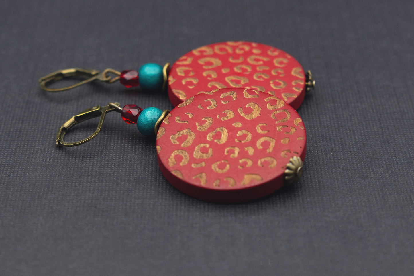 Leichte Holzohrringe mit Leopardenmuster in Rot und Gold – modischer Schmuck für Frauen