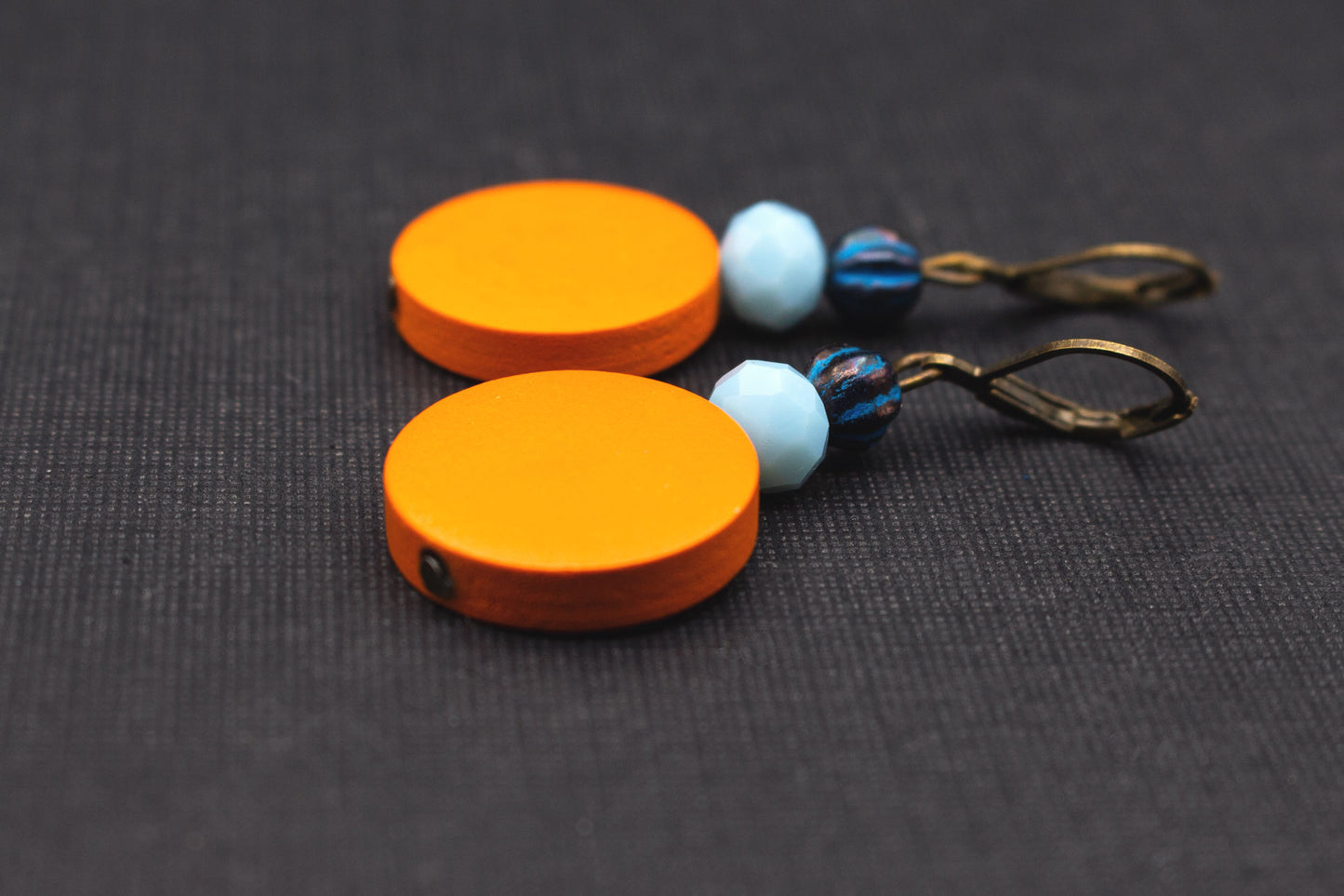 Handgefertigte Holzohrringe in Orange und Hellblau – auffälliger Schmuck