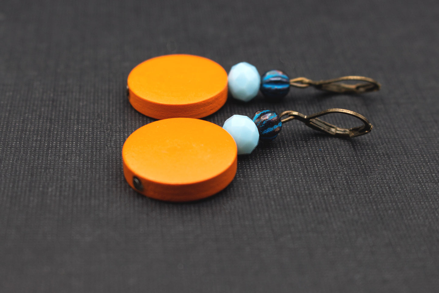 Orange Holzohrringe mit anthrazitfarbenen Perlen – moderner Natur-Schmuck