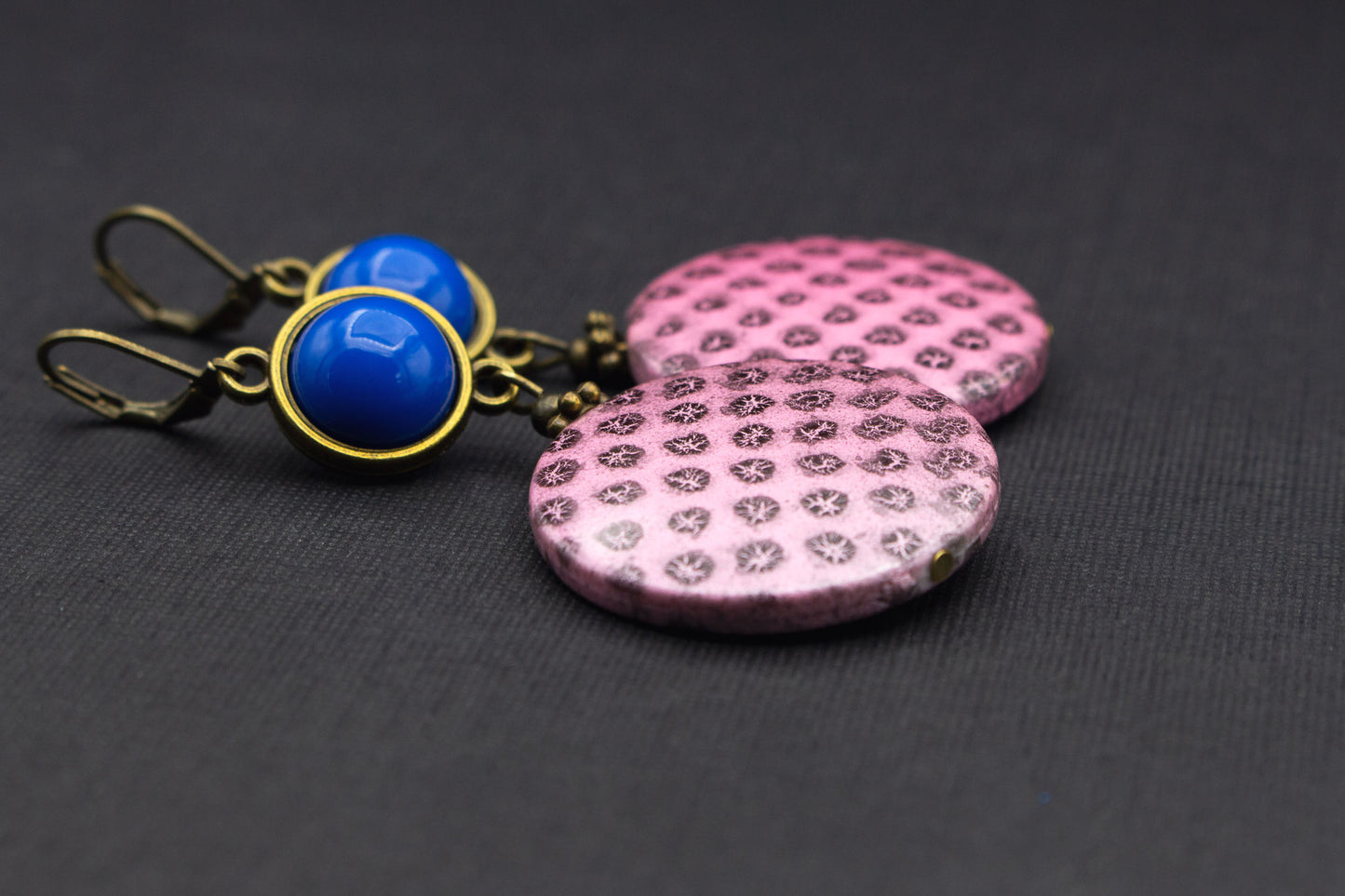 Runde Holzohrringe rosa blau mit Cabochons – stilvoller Ohrschmuck für Frauen