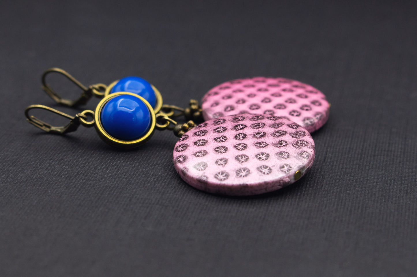 Leichte Holzohrringe mit Muster in Rosa und Blau – trendiger Vintage Look
