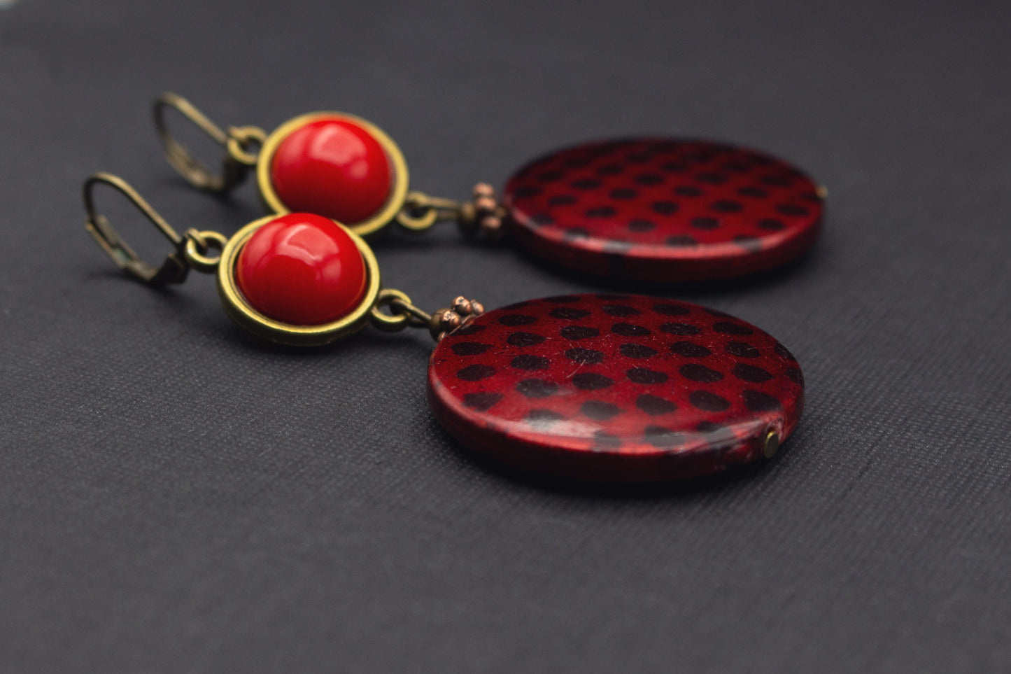 Rote Holzohrringe mit schwarzen Details – auffälliger Schmuck für Frauen